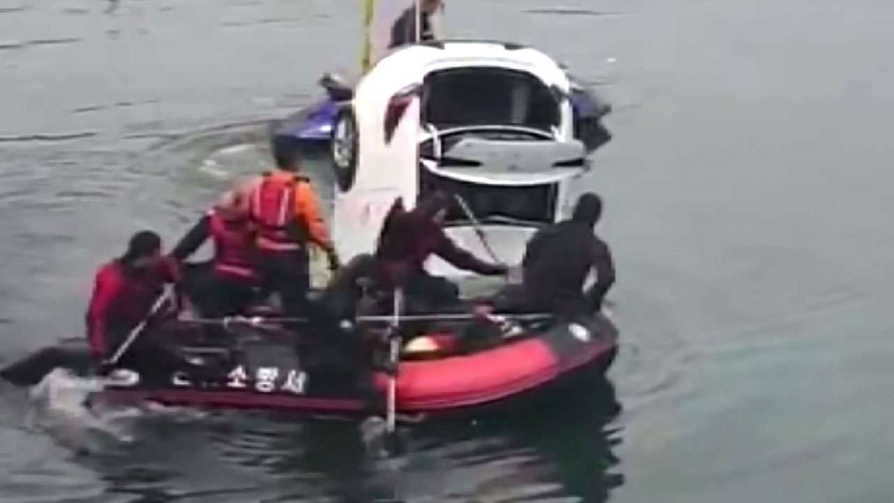 [전국]Driving shared vehicle crashed into reservoir…5 college students killed