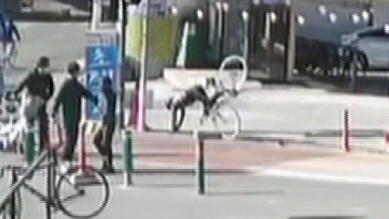 [사회][제보는Y]  Safety management Poor bike path… killed by hitting obstacles