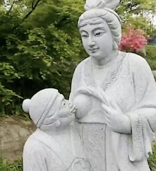 중국서 논란된 '시어머니 젖먹이는 며느리 동상' 결국 철거
