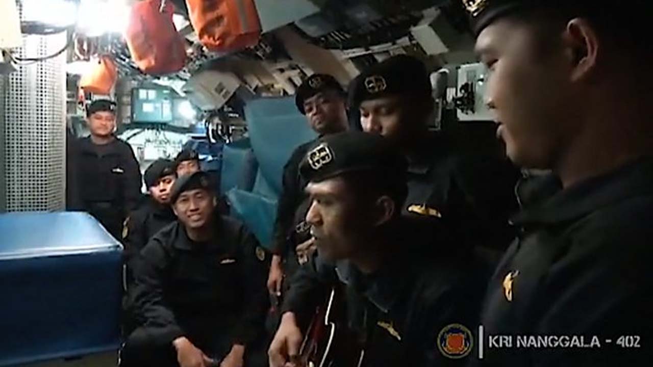 '전원 사망'...침몰 전 잠수함에서 노래 부르는 인니 장병들 모습