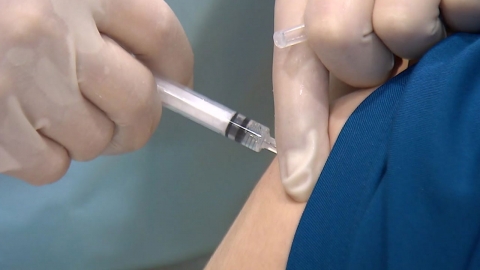 "70% 백신 맞아도 집단면역 어려워...토착화돼 함께 살아야"