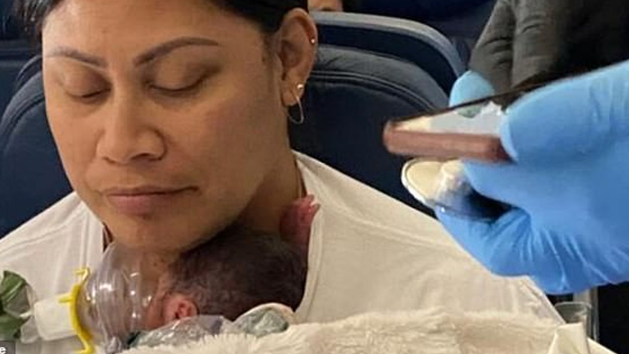 임신한지도 몰랐던 여성, 하와이행 항공기에서 출산