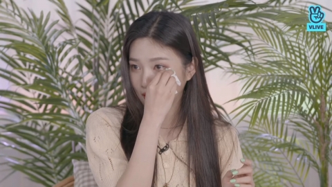 레드벨벳 조이, 라이브 방송 중 눈물 쏟아… 팬들 응원에 오열