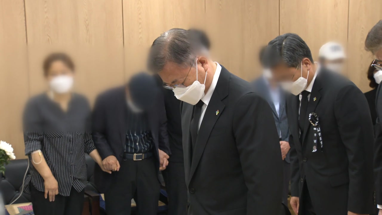 탁현민 "이 중사 추모한 대통령, 국화 한 송이 놓고 머뭇거려"