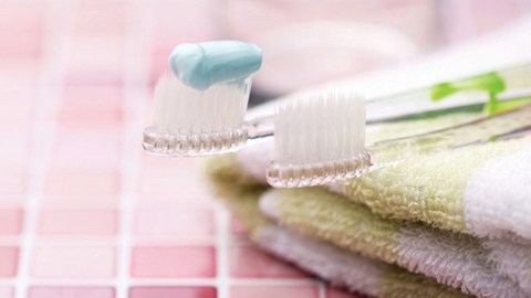 칫솔에 곰팡이 제거제...남편 해치려 한 아내 집행유예