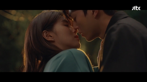‘알고있지만’ 한소희·송강, 아찔한 키스 엔딩… 예측 불가 관계 예고