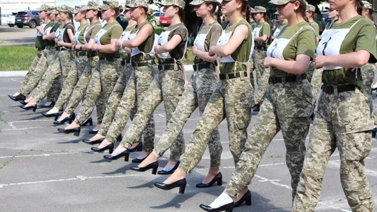 우크라이나, 여군에 전투복에 하이힐 신겨...성차별 논란