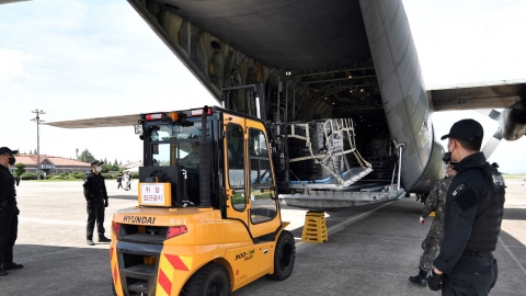 공군, C-130 수송기로 제주도민용 화이자 백신 12,996회분 수송
