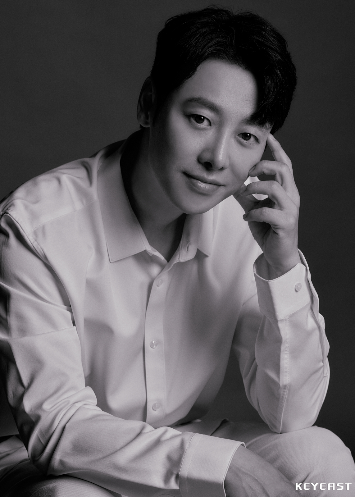 김동욱 새 프로필 공개, 설렘 가득 로맨틱 눈빛