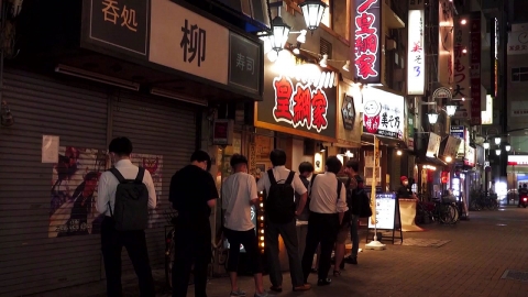 "도쿄, 긴급 사태에도 주점 거리는 젊은이들로 붐벼"