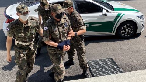 '성추행 신고말라' 회유한 공군 준위 첫 재판...치열한 공방