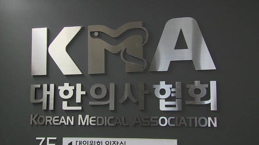 의협 "AZ 잔여백신 30∼40대 접종 허용에 심각한 우려" 
