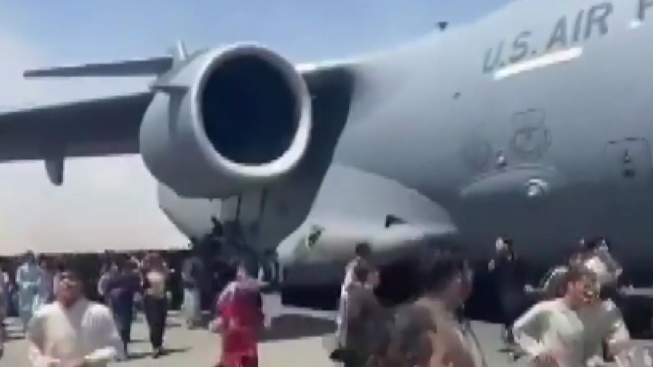 아프간 탈출하려 미 수송기 매달렸다 추락한 두 명, 10대 형제였다