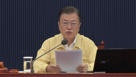 문 대통령 "K-방역, 보건의료인 헌신 덕...감사하다"