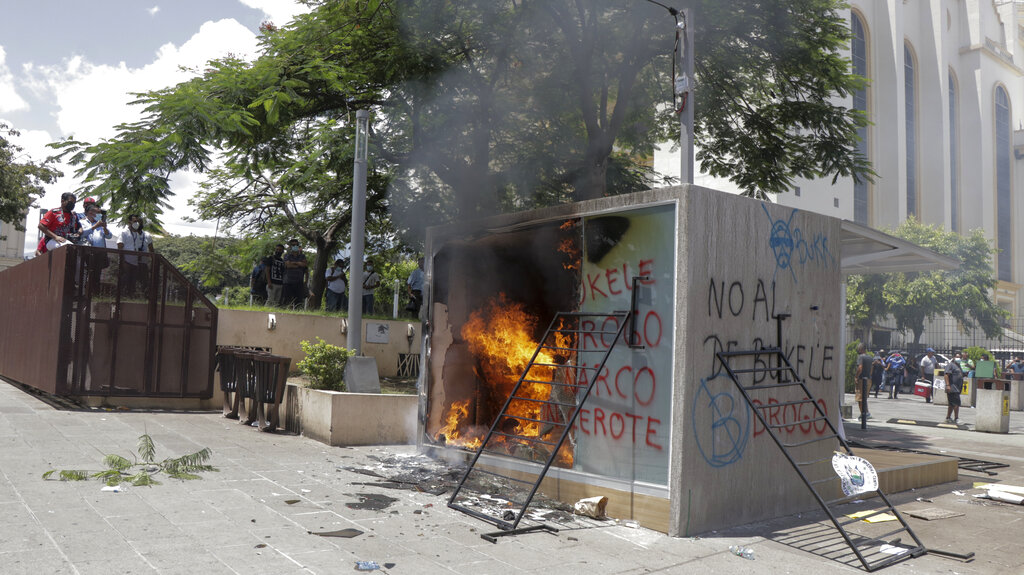 엘살바도르 시위대 '독재 타도' 외치며 비트코인 ATM에 불 질러