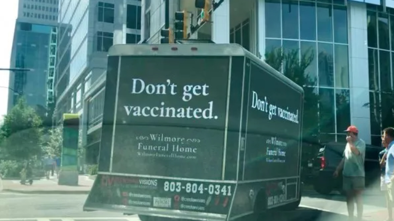 "백신 접종하지 마세요" 美 장례식장 광고, 알고 보니...