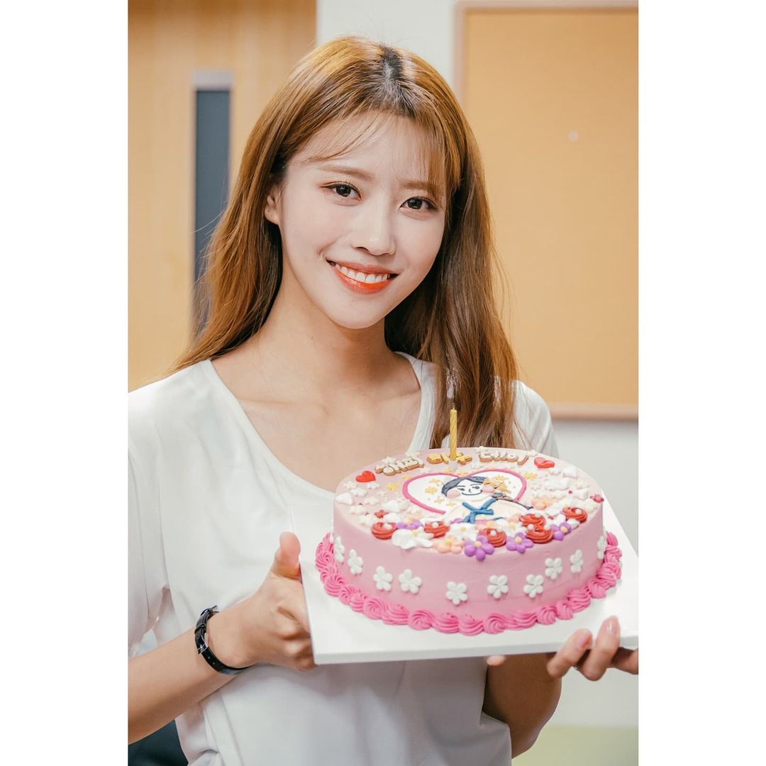 ‘놀면 뭐하니?’ 팀, 러블리즈 미주 생일 축하 “‘놀뭐’의 활력소”