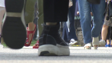 거리두기 2주 연장될 듯...백신 인센티브도 확대