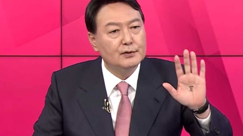 윤석열, TV 토론회마다 손바닥에 '王'자..."지지자가 응원한 것"