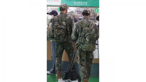 30개월 복무에도 상병 제대한 71만 명, 병장으로 특별 진급