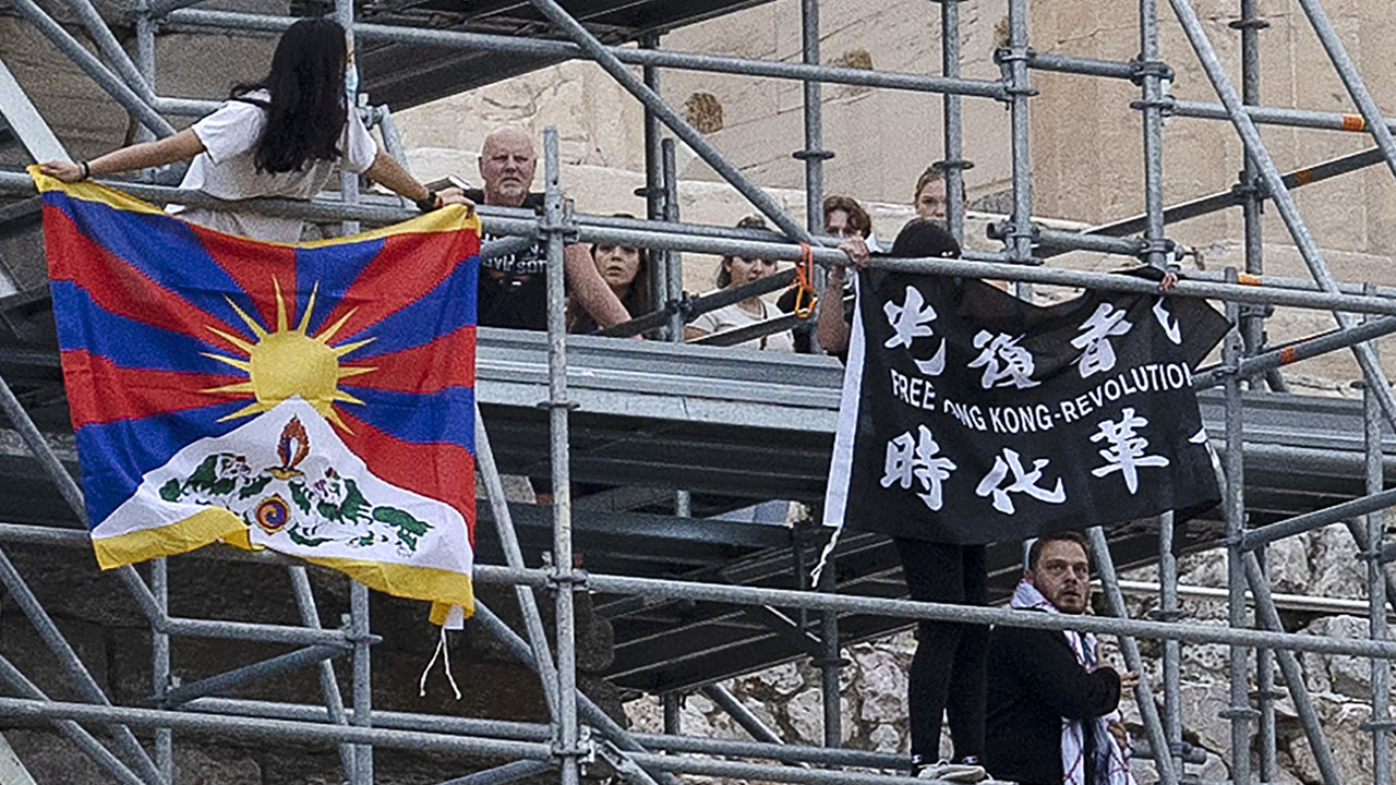 베이징 동계 올림픽 채화식에 등장한 '자유 홍콩·티베트 국기' 