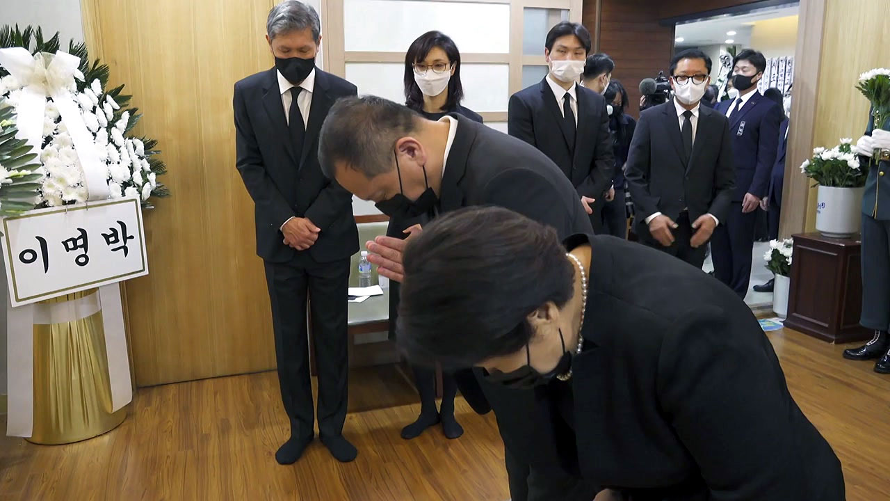 [정치]이순자, 5·18 질문에 묵묵부답...노태우 국가장 반발 여전 | YTN 이순자, 5·18 질문에 묵묵부답...노태우 국가장 반발 여전