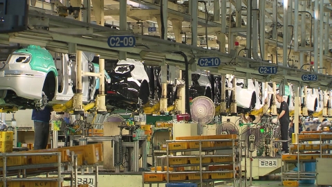  3개월만에 소비 증가세 전환...생산↑·투자↓