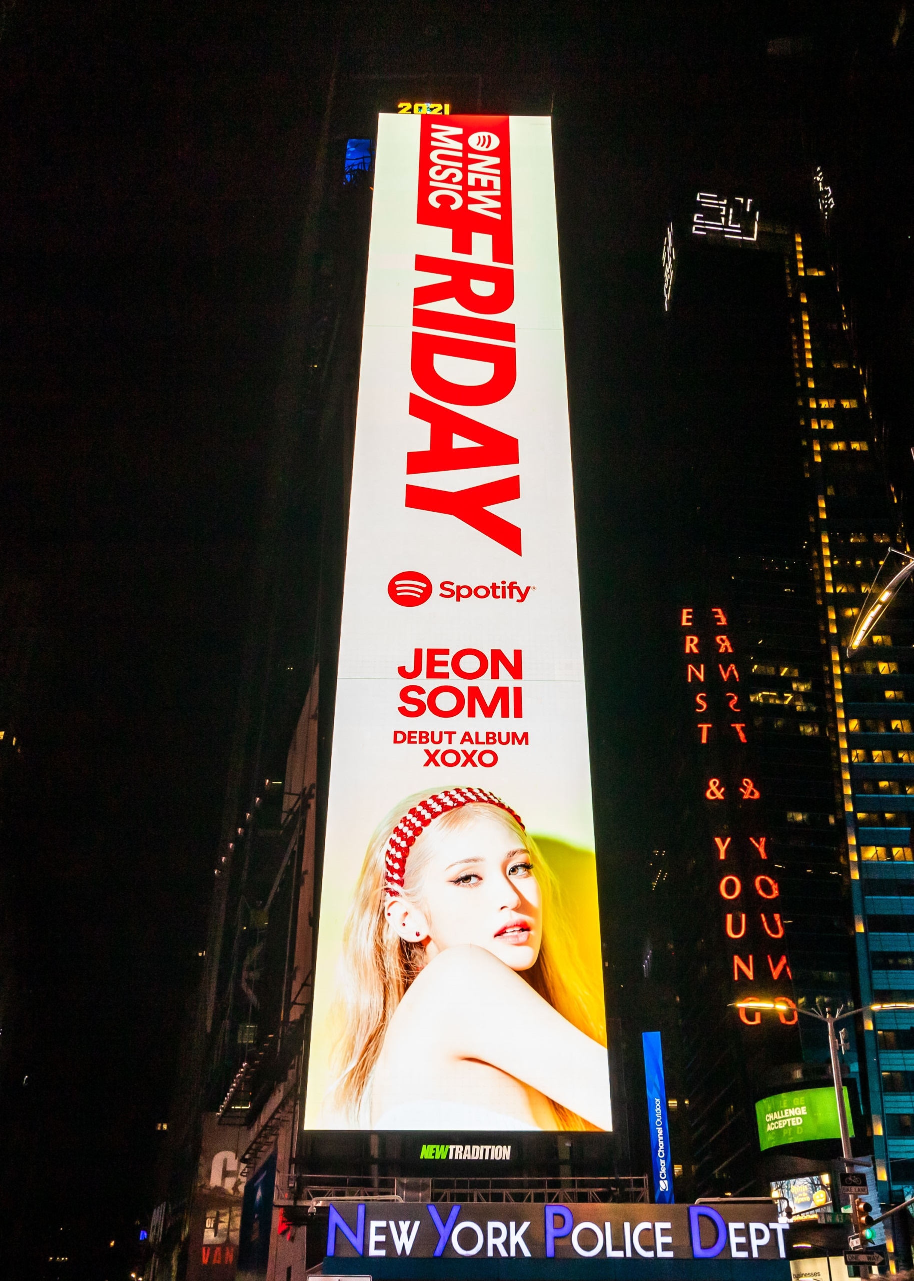 전소미, 뉴욕 타임스퀘어 장악… 대형 전광판에 담긴 'XOXO'