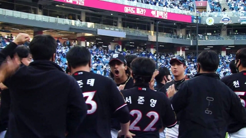 쿠에바스, 초인적인 역투...막내구단 kt, 창단 첫 정규시즌 우승