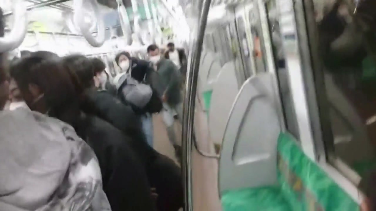 도쿄 전철에서 20대가 칼부림·방화..."부상자 17명" - YTN
