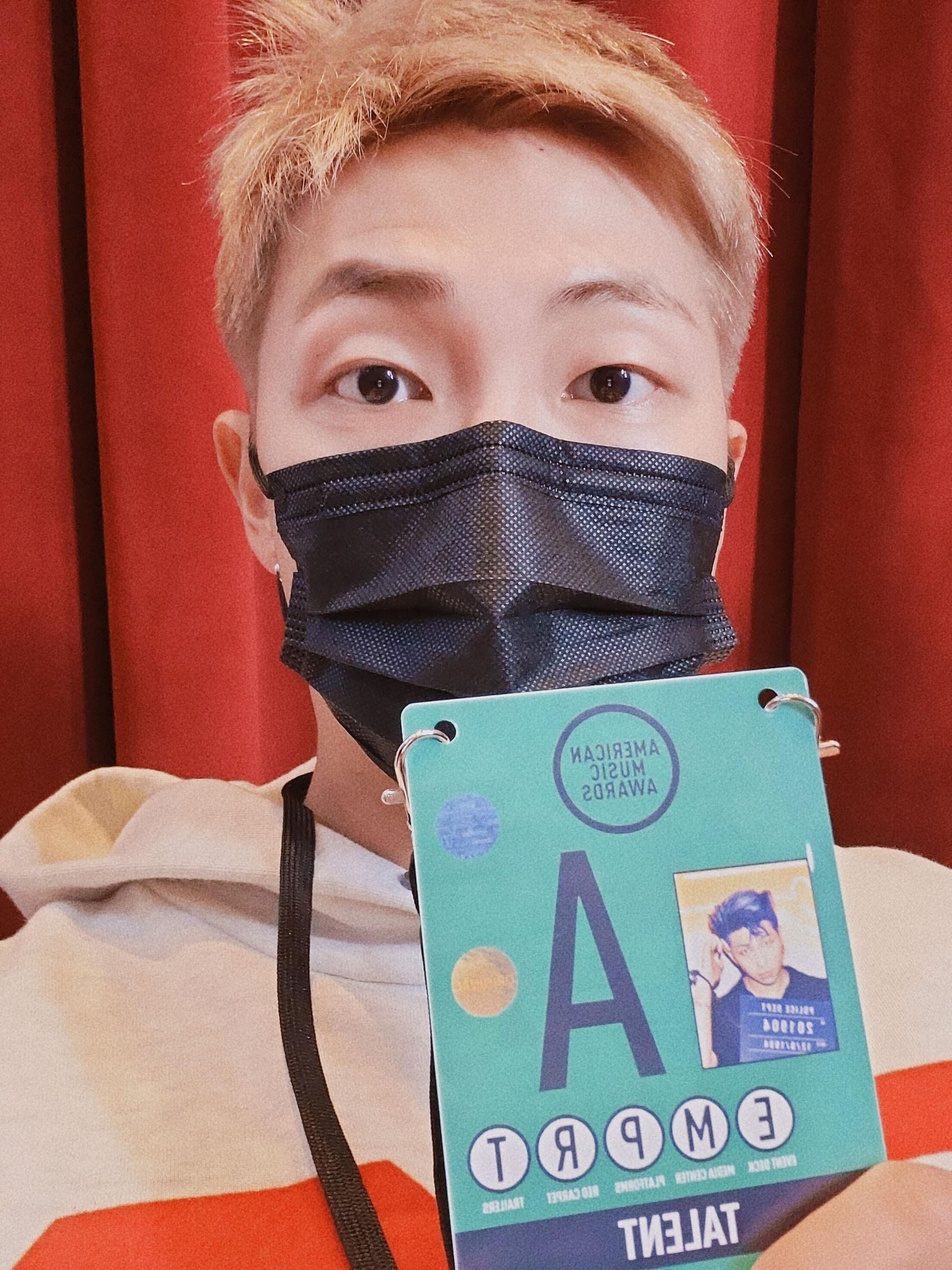 방탄소년단 RM “LA Days”…‘AMA’ 비표 들고 한 컷 
