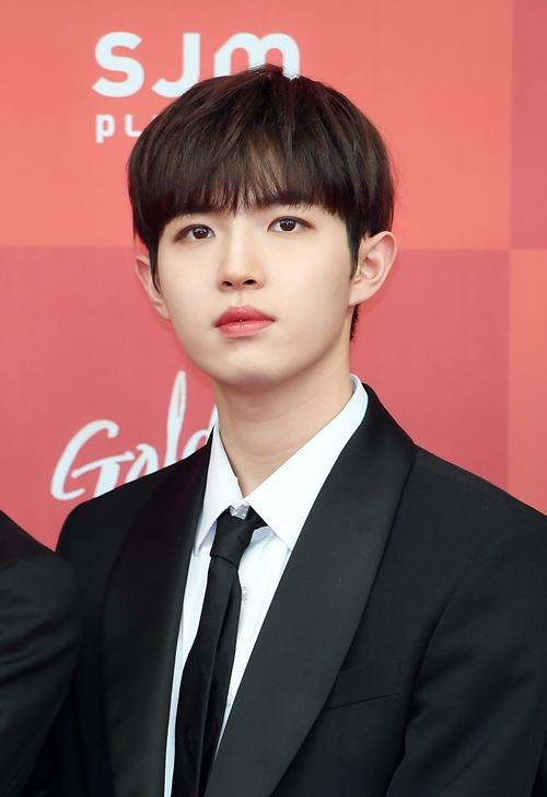 '워너원 출신' 김재환, 코로나19 확진...2차 접종 후 돌파 감염(공식)