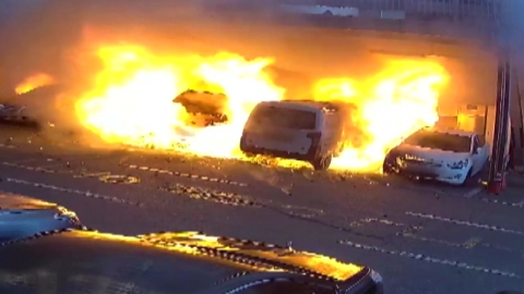 순식간에 주변 삼킨 폭발성 화염…전기차 화재로 차량 5대 불타