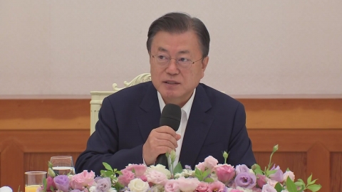 문 대통령 "盧 전 대통령 비극 겪고도 정치문화 달라지지 않아"