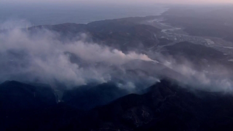 [헬기영상] 경북 영덕 산불 현장...온 산 뒤덮은 연기