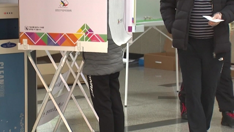 "도장 제대로 안 찍힌다"...일부 투표소 항의 소동