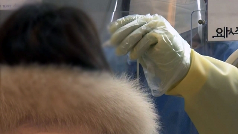 어젯밤 9시까지 31만8,838명 확진…그제보다 4만2천여 명 적어