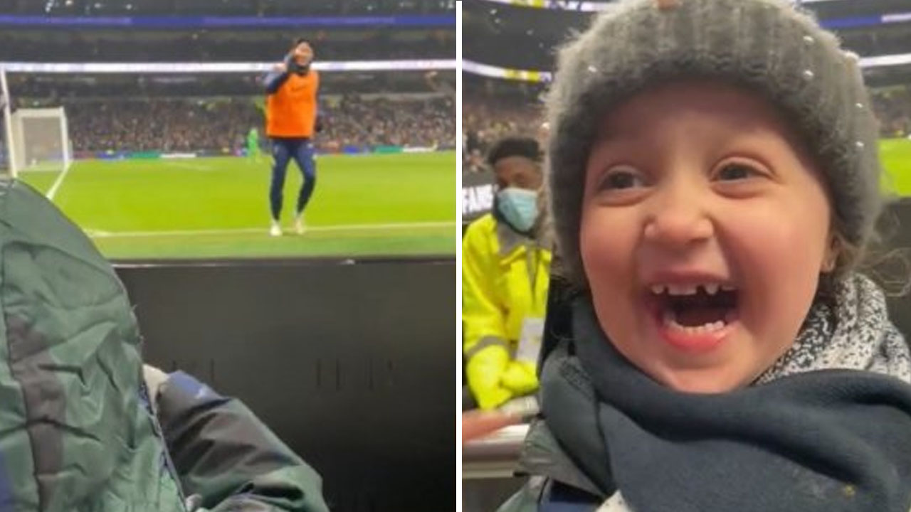 손흥민, 손 인사로 화제된 꼬마 팬에게 생일 축하 메시지 보내