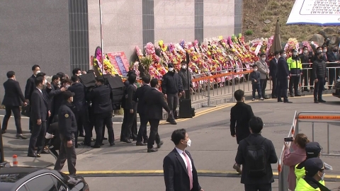 박근혜에 소주병 던진 40대 체포..."인혁당 피해자"