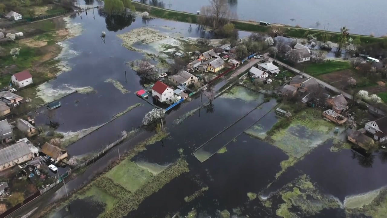 전쟁 대신 홍수 택한 마을..."우리가 러시아 진격 늦췄다"