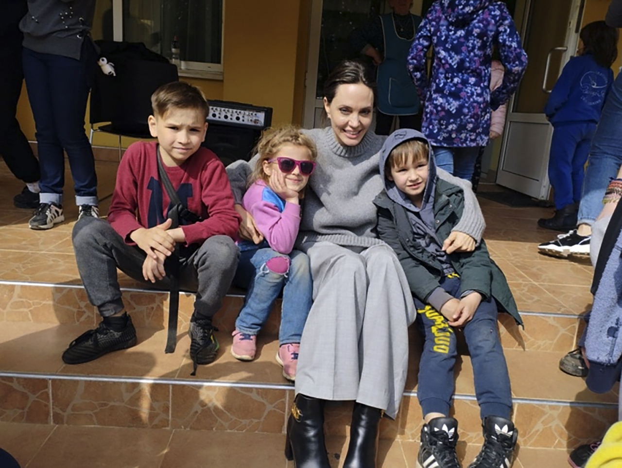 [Y이슈] 안젤리나 졸리, 우크라이나 방문...공습 경보에도 난민들과 함께한 주말