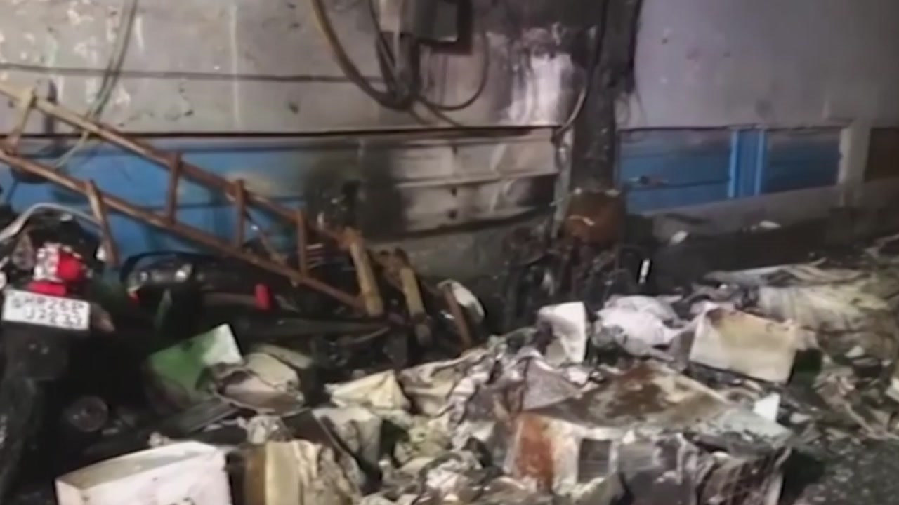 인도 뉴델리 상가 건물 화재로 최소 27명 사망...40여 명 부상