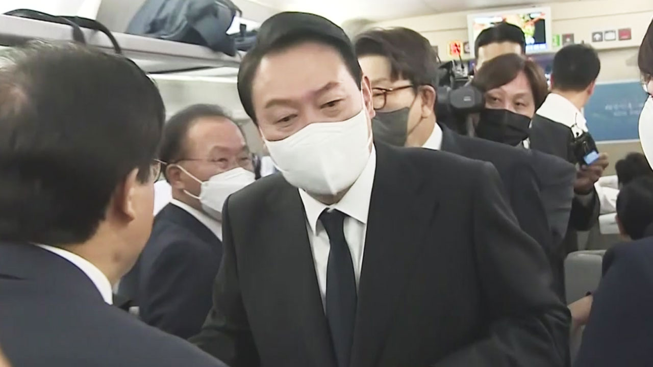 [현장영상+] '파격적' KTX 특별열차 타고 광주 도착한 尹...여권 총출동 