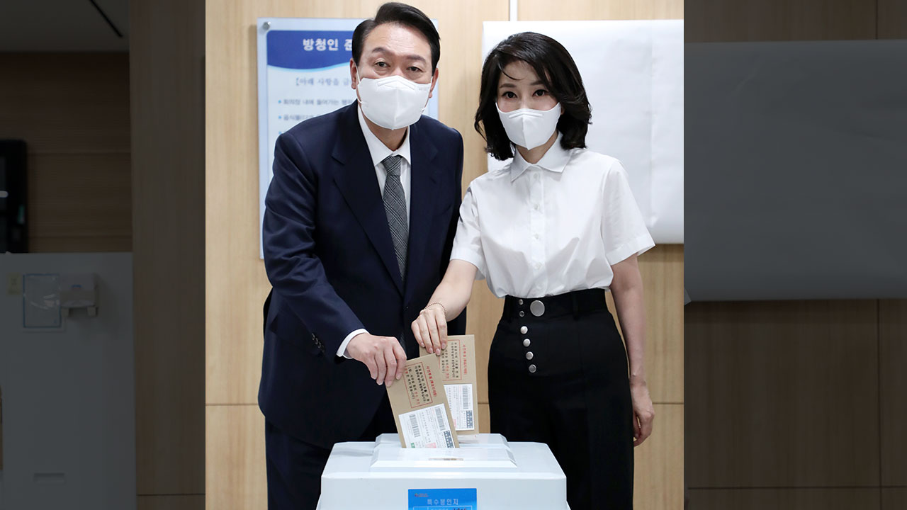 [현장영상+] 윤 대통령-김건희 여사, 집무실 근처에서 지방선거 사전투표