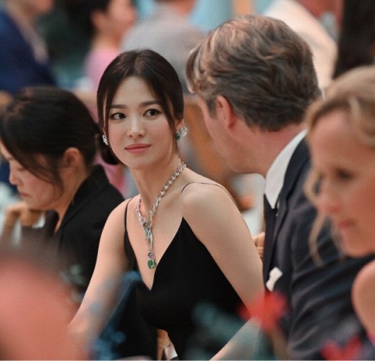 [Y이슈] 송혜교, 파리 패션쇼 접수...블랙 드레스+주얼리로 시선 강탈