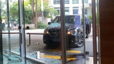 미 대사관 차량, 종로 빌딩 후문 들이받아..."기계 결함 추정"