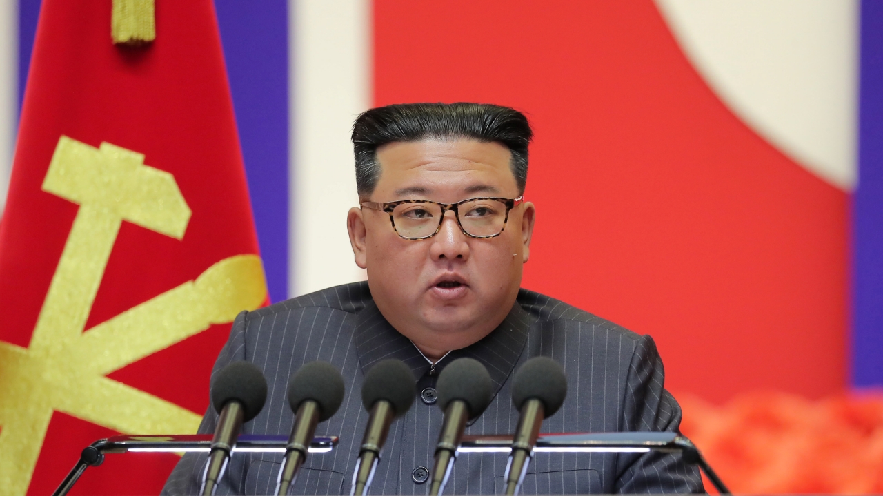 北 김정은 "코로나 방역전 승리 선포...정상방역 체계로"