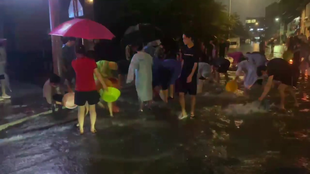 힘 모아 빗물 퍼내는 주민들..."따뜻한 손길 모아 위기 극복"
