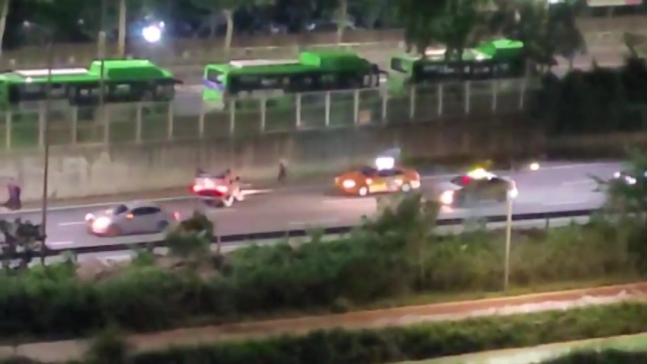 서울 동부간선도로에서 SUV 차량 전복...20대 운전자 다쳐