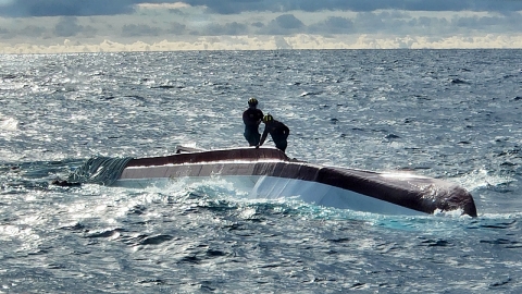 동해 묵호 앞바다서 어선 전복…선원 6명 전원 구조